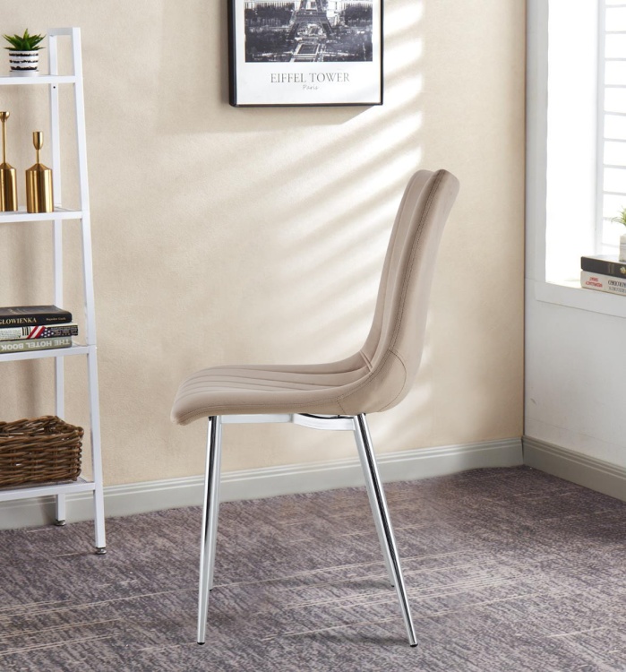 Krzesło tapicerowane Alan beżowe, welurowe, nogi chrom. Zdjęcie przedstawia krzesło w salonie. Widok z boku.