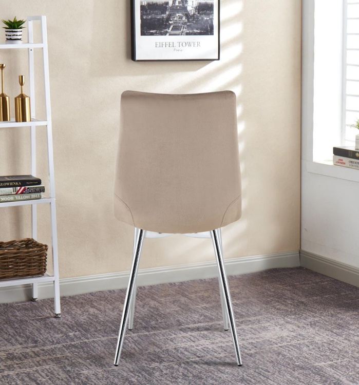 Krzesło tapicerowane Alan beżowe, welurowe, nogi chrom. Zdjęcie przedstawia krzesło w salonie. Widok z tyłu.