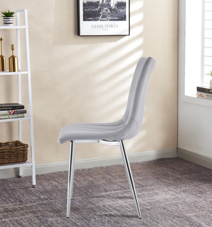 Krzesło tapicerowane Alan szare, welurowe, nogi chrom.  Zdjęcie przedstawia krzesło w salonie, widok z boku.