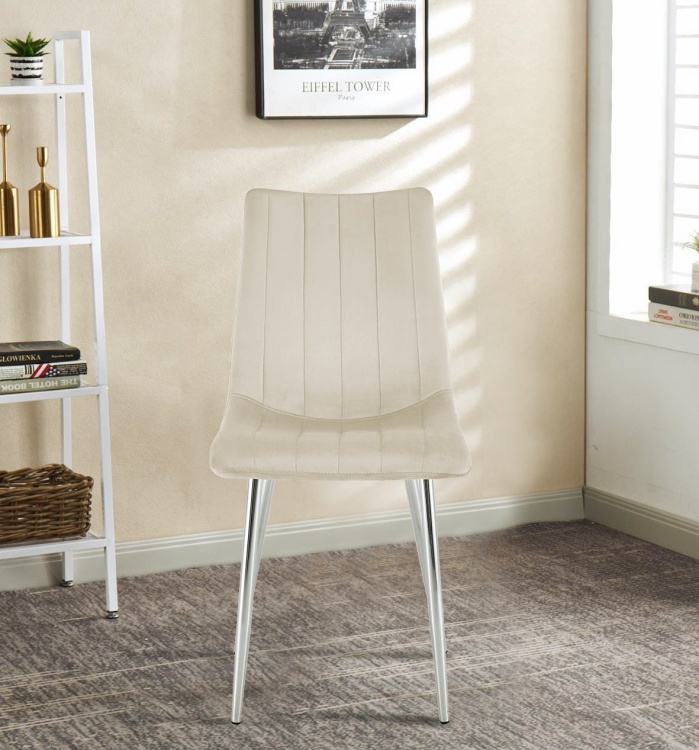 Krzesło tapicerowane Alan kremowe, welurowe, nogi chrom. Zdjęcie przedstawia krzesło w salonie. Widok z przodu.