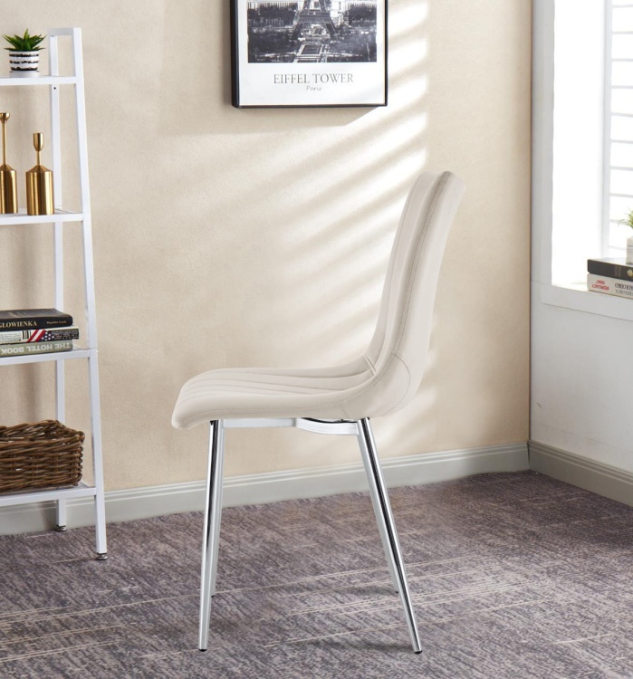Krzesło tapicerowane Alan kremowe, welurowe, nogi chrom. Zdjęcie przedstawia krzesło w salonie. Widok z boku