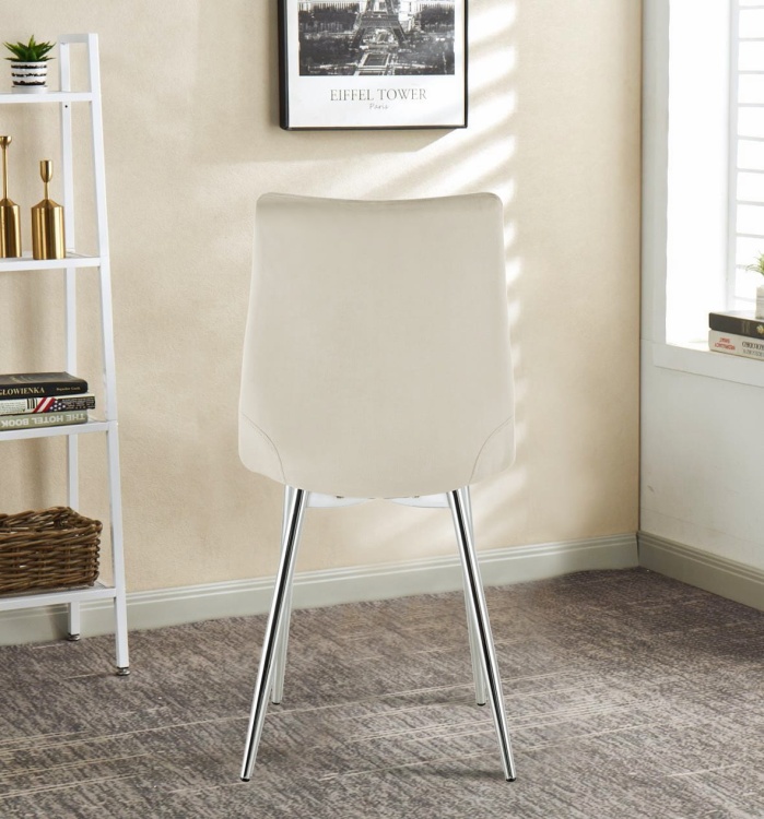 Krzesło tapicerowane Alan kremowe, welurowe, nogi chrom. Zdjęcie przedstawia krzesło w salonie. Widok z tyłu.