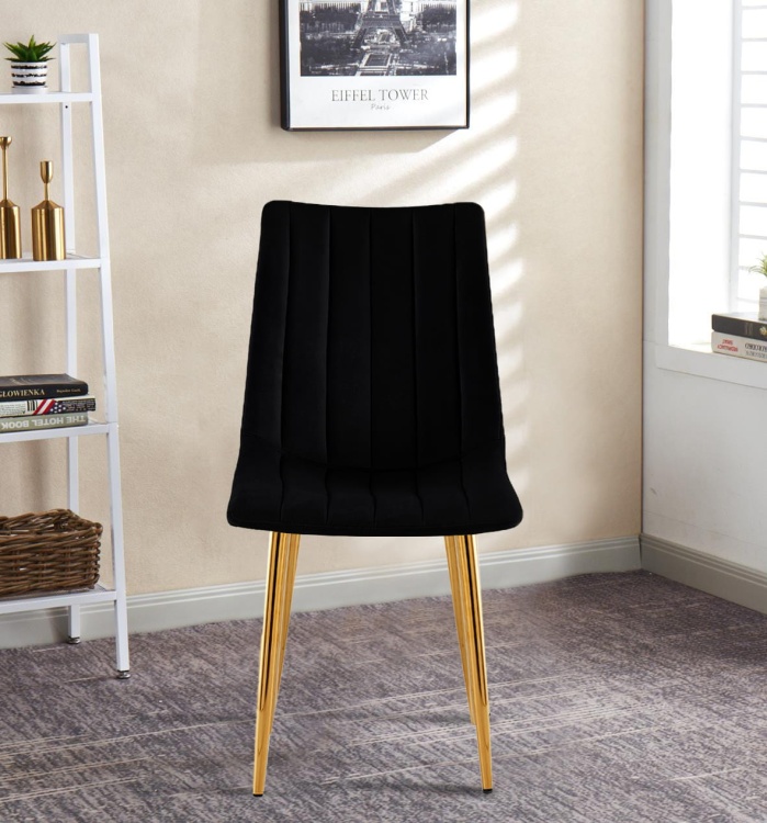 Krzesło tapicerowane Alan czarne, welurowe, nogi złote.   Zdjęcie przedstawia krzesło w salonie. Widok z przodu.