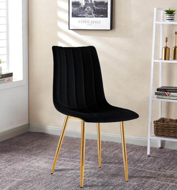 Krzesło tapicerowane Alan czarne, welurowe, nogi złote.   Zdjęcie przedstawia krzesło w salonie. Widok z przodu, bokiem.