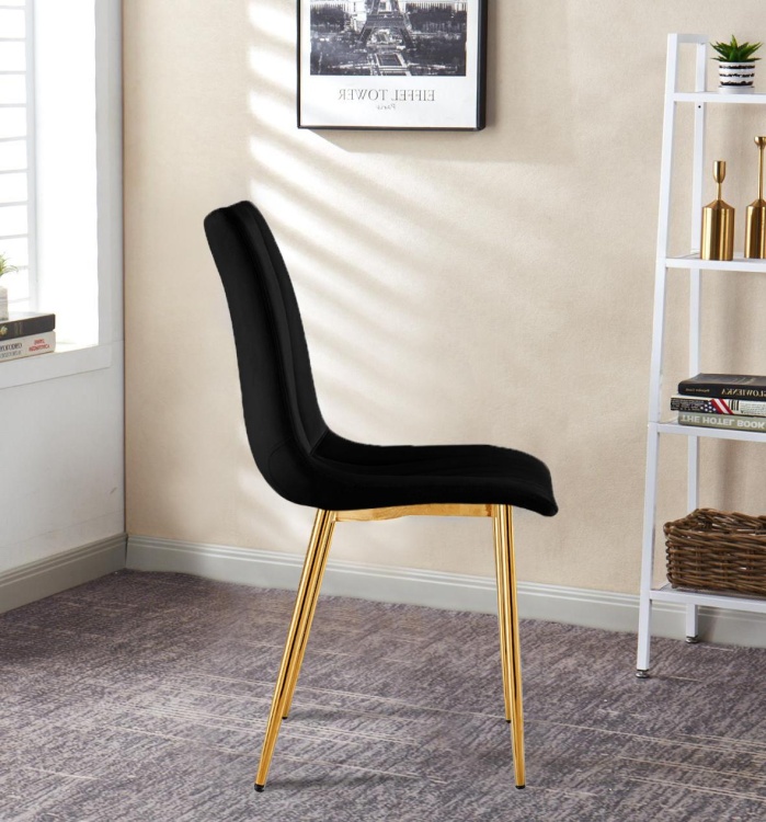 Krzesło tapicerowane Alan czarne, welurowe, nogi złote.   Zdjęcie przedstawia krzesło w salonie. Widok z boku.