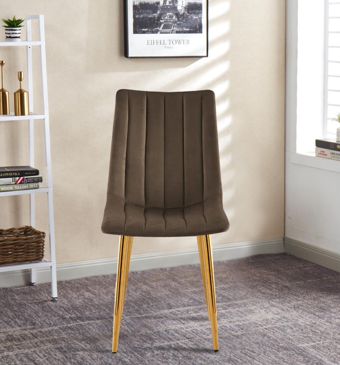 Krzesło tapicerowane Alan brązowe (czekoladowe), welurowe, nogi złote. Zdjęcie przedstawia krzesło w salonie.  Widok z przodu.