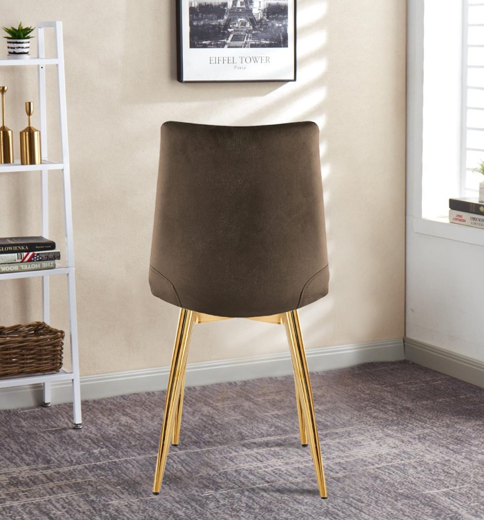 Krzesło tapicerowane Alan brązowe (czekoladowe), welurowe, nogi złote. Zdjęcie przedstawia krzesło w salonie.  Widok z tyłu