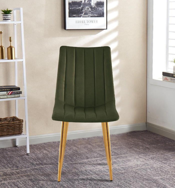 Krzesło tapicerowane Alan zielone (trawiaste) welurowe, nogi złote. Zdjęcie przedstawia krzesło w salonie, widok z przodu.