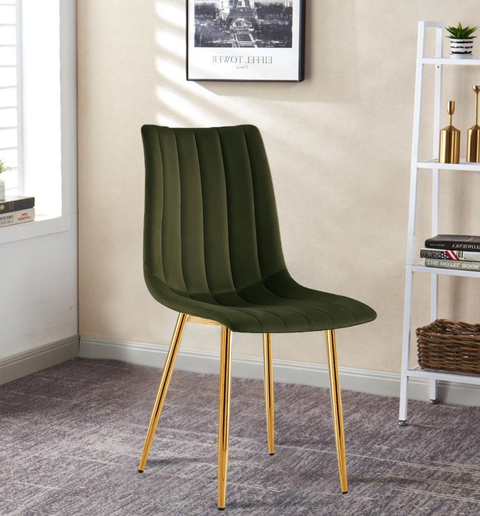 Krzesło tapicerowane Alan zielone (trawiaste) welurowe, nogi złote. Zdjęcie przedstawia krzesło w salonie, widok z przodu bokiem.