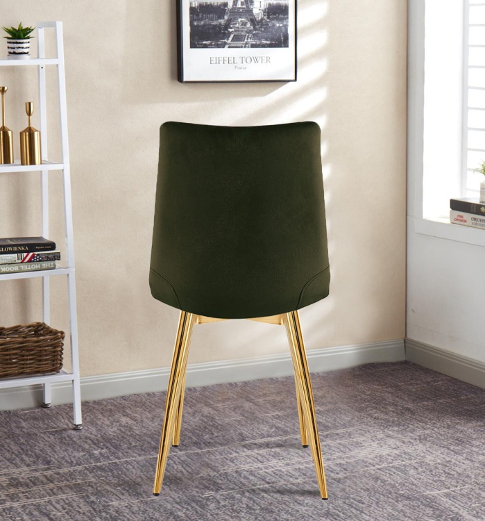 Krzesło tapicerowane Alan zielone (trawiaste) welurowe, nogi złote. Zdjęcie przedstawia krzesło w salonie, widok z tyłu.