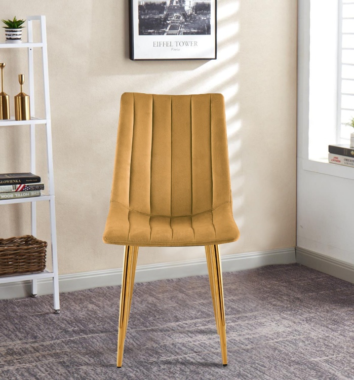 Krzesło tapicerowane Alan musztardowe, welurowe, nogi złote. Zdjęcie przedstawia krzesło w salonie, widok z przodu.