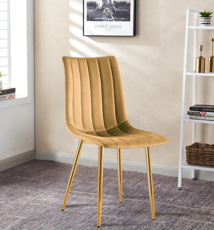 Krzesło tapicerowane Alan musztardowe, welurowe, nogi złote. Zdjęcie przedstawia krzesło w salonie, widok z przodu, bokiem