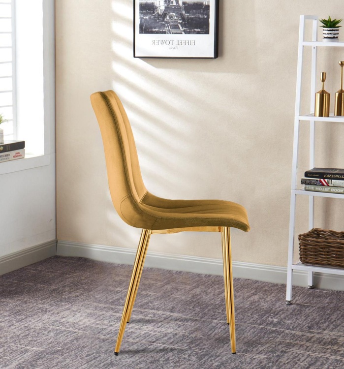 Krzesło tapicerowane Alan musztardowe, welurowe, nogi złote. Zdjęcie przedstawia krzesło w salonie, widok z boku