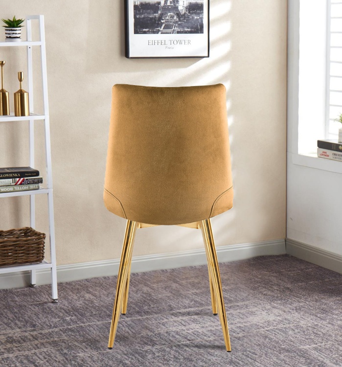 Krzesło tapicerowane Alan musztardowe, welurowe, nogi złote. Zdjęcie przedstawia krzesło w salonie, widok z tyłu.