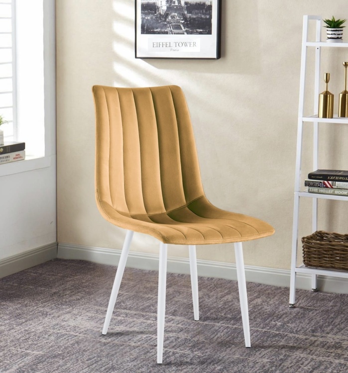 Krzesło tapicerowane Alan musztardowe, welurowe nogi białe. Zdjęcie przedstawia krzesło w salonie. Widok z przodu, bokiem.