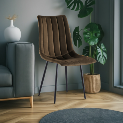 Krzesło tapicerowane do salonu Alan brązowe welurowe, nogi czarne. Widok krzesła w salonie