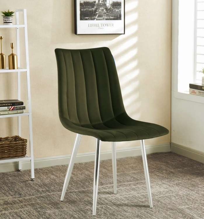Krzesło tapicerowane Alan zielone (trawiste) welurowe, nogi chrom. Zdjęcie przedstawia krzesło w salonie