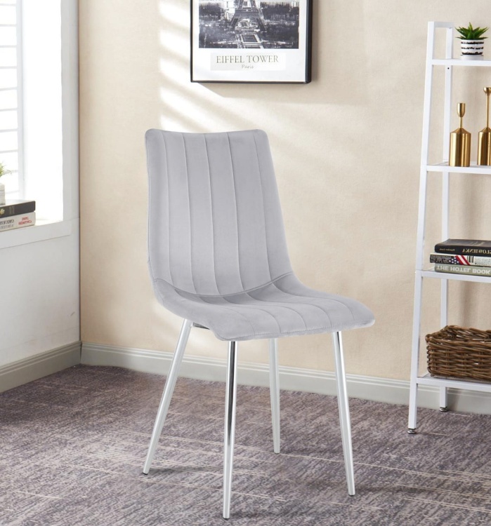 Krzesło tapicerowane Alan szare, welurowe, nogi chrom.  Zdjęcie przedstawia krzesło w salonie