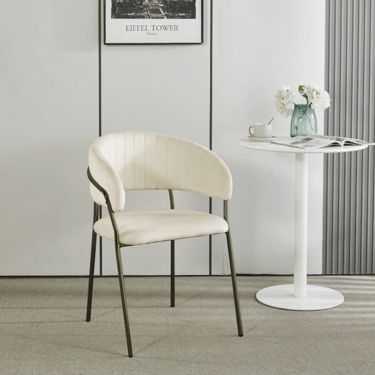 Krzesło tapicerowane do salonu Margo jasno beżowe welur, nogi czarne