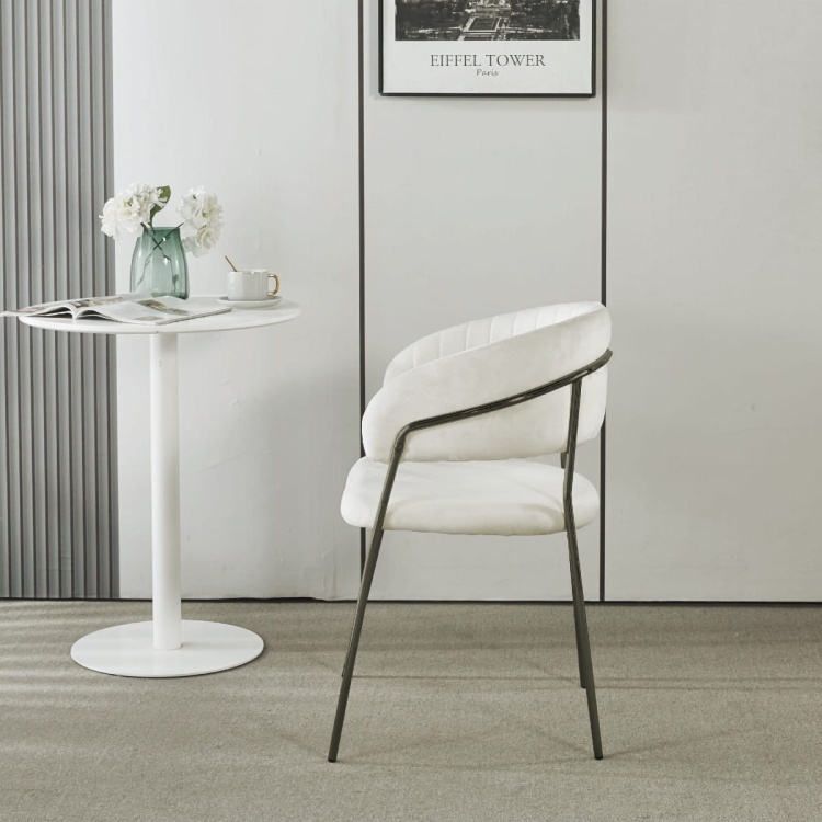 Krzesło tapicerowane do salonu Margo jasno beżowe welur, nogi czarne