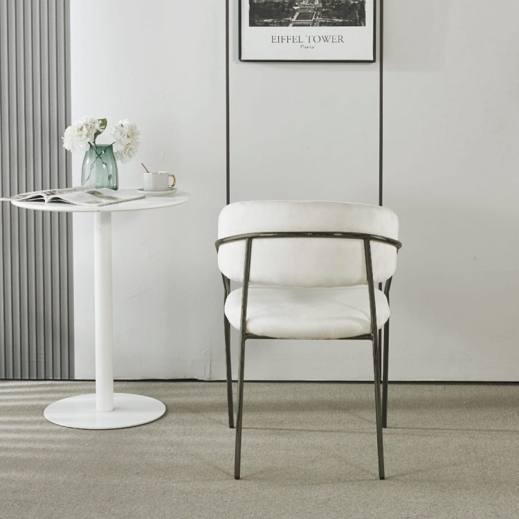 Krzesło tapicerowane do salonu Margo jasno beżowe welur, nogi czarne