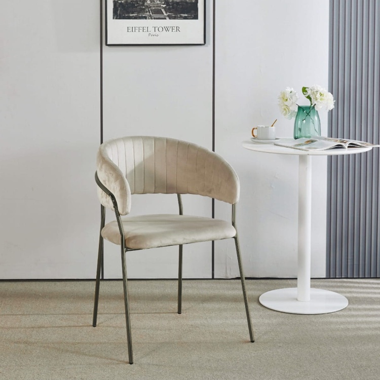 Krzesło tapicerowane do salonu Margo beżowe welur, nogi czarne