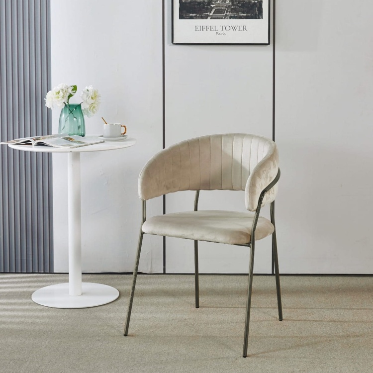 Krzesło tapicerowane do salonu Margo beżowe welur, nogi czarne
