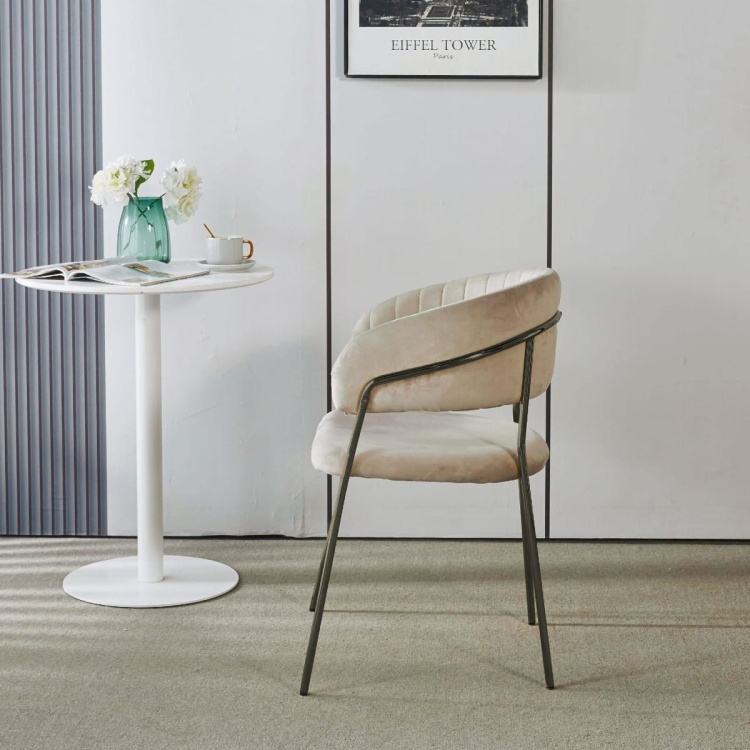 Krzesło tapicerowane do salonu Margo beżowe welur, nogi czarne