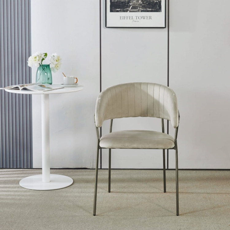 Krzesło tapicerowane do salonu Margo beżowe welur, nogi czarne