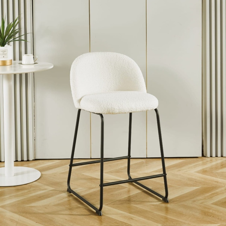 Hoker tapicerowany Odessa Teddy kremowy z tkaniny szenilowej boucle, nogi czarne 61 cm