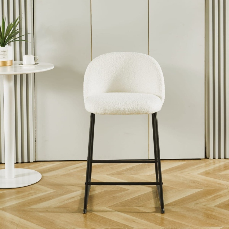 Hoker tapicerowany Odessa Teddy kremowy z tkaniny szenilowej boucle, nogi czarne 61 cm