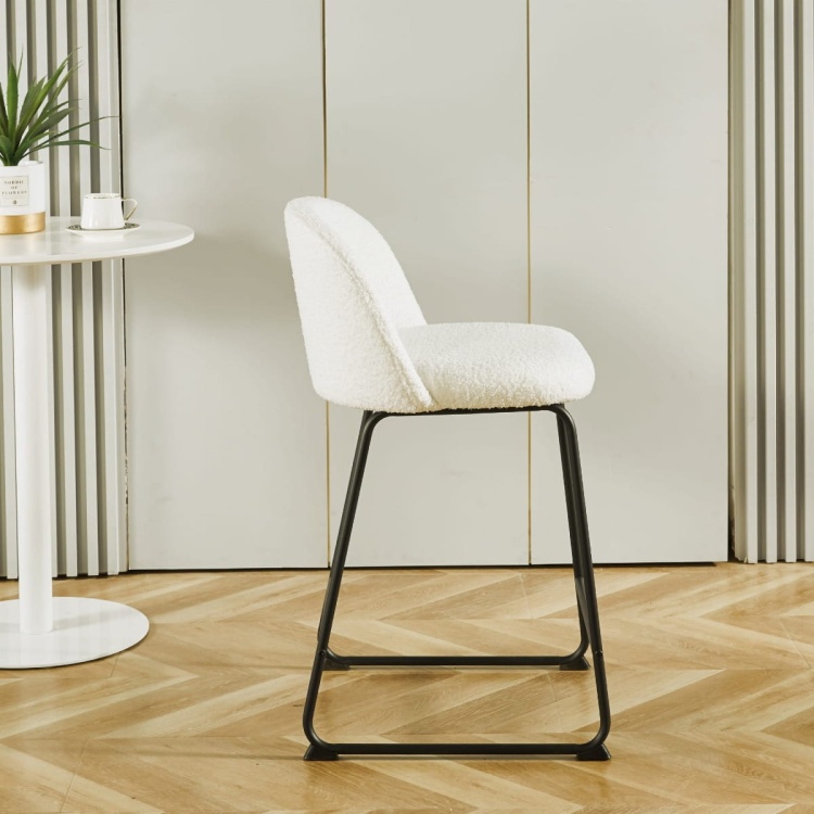 Hoker tapicerowany Odessa Teddy kremowy z tkaniny szenilowej boucle, nogi czarne 61 cm