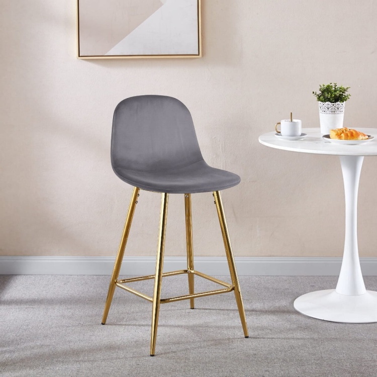 Hoker tapicerowany niski Nilson ciemno szary, nogi złote 65 cm