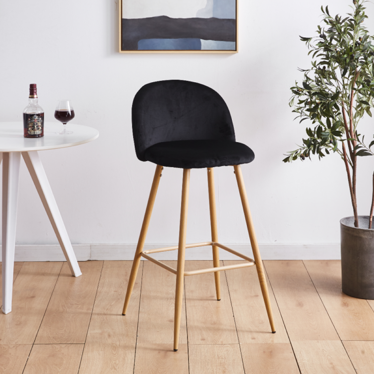 Hoker tapicerowany Odessa czarny nogi okleina drewniana krzesło barowe welur