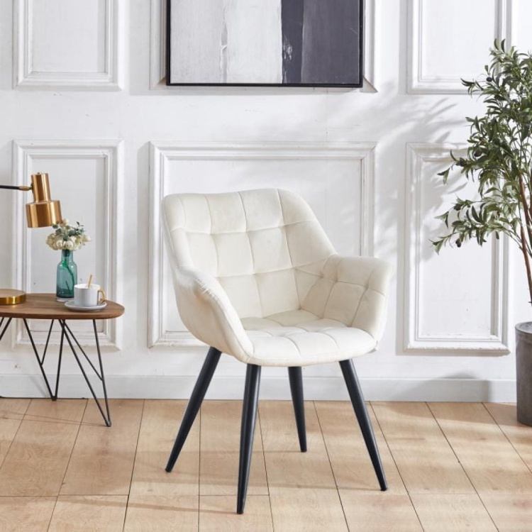 Fotel tapicerowany do salonu Alaska kremowy, nogi czarne pikowane welur