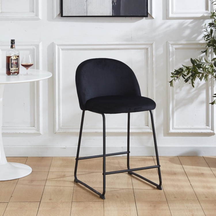 Hoker tapicerowany Odessa czarny, nogi czarne 61 cm