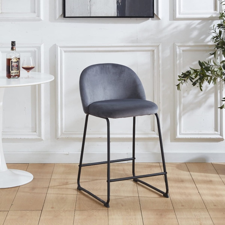 Hoker tapicerowany Odessa ciemno szare, nogi czarne 61 cm