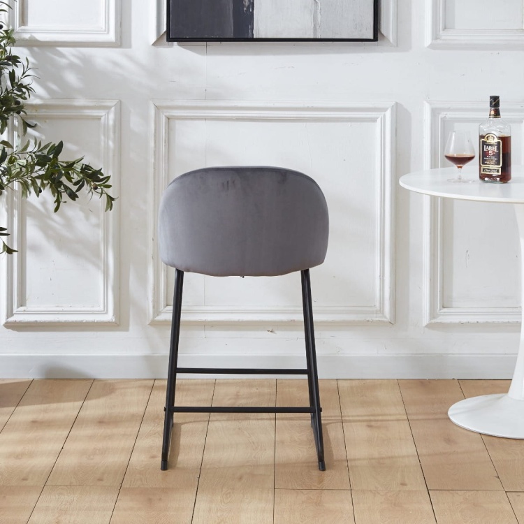 Hoker tapicerowany Odessa ciemno szare, nogi czarne 61 cm