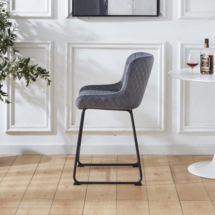 Hoker tapicerowany Colin ciemno szary, nogi czarne 63 cm