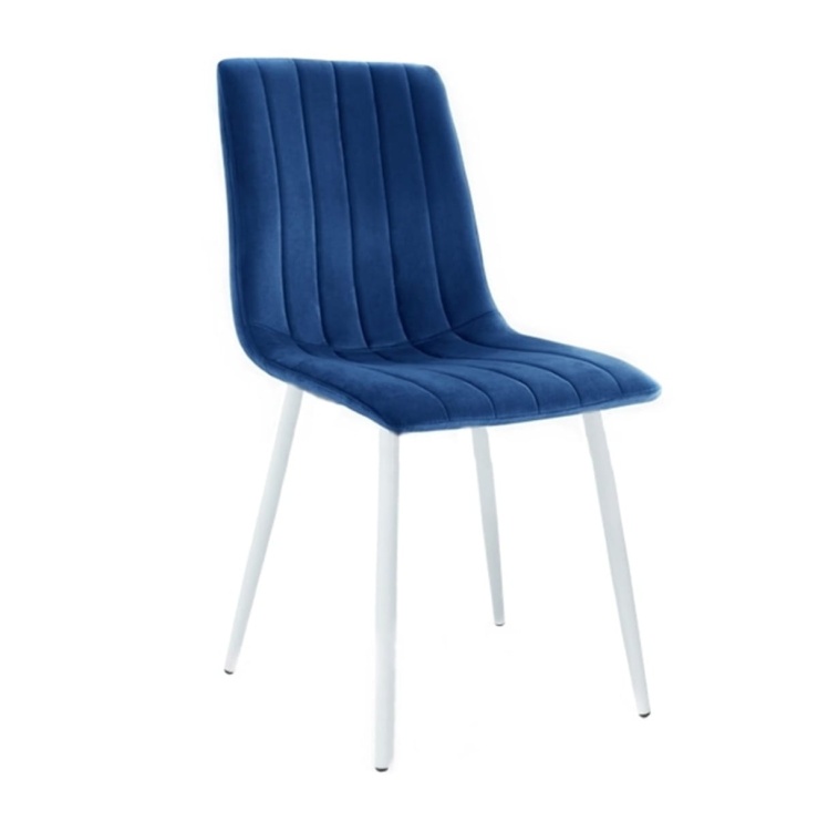 Krzesło tapicerowane Alan granatowe, welurowe, nogi białe. Widok z przodu, bokiem.