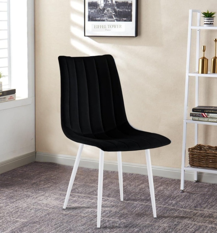 Krzesło tapicerowane Alan czarne, welurowe, nogi białe.  Zdjęcie przedstawia krzesło w salonie. Widok z przodu, bokiem