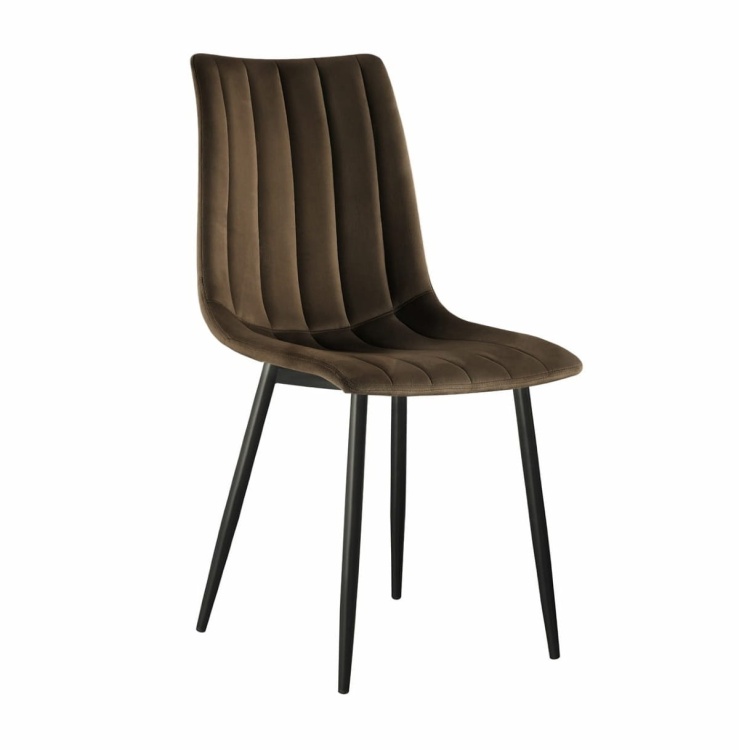 Krzesło tapicerowane do salonu Alan brązowe welurowe, nogi czarne. Widok krzesła w salonie