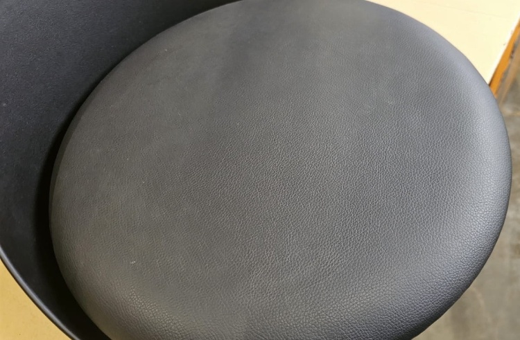 Hoker Falco krzesło barowe z poduszką z eko skóry outlet