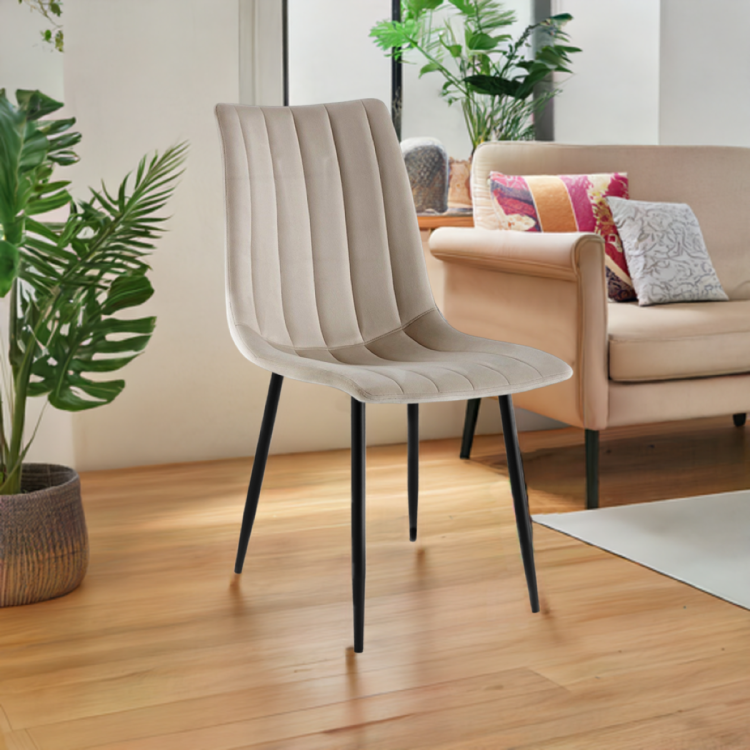 Krzesło tapicerowane do salonu Alan beżowe welurowe, nogi czarne. Zdjęcie przedstawia krzesło w salonie