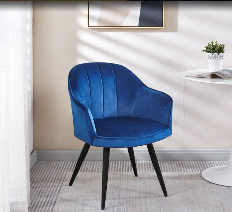 Fotel do salonu Kanada granatowe nogi czarne