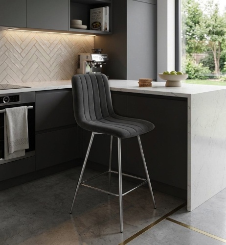 Hoker tapicerowany niski Alan ciemno szary, nogi chromowane 62 cm