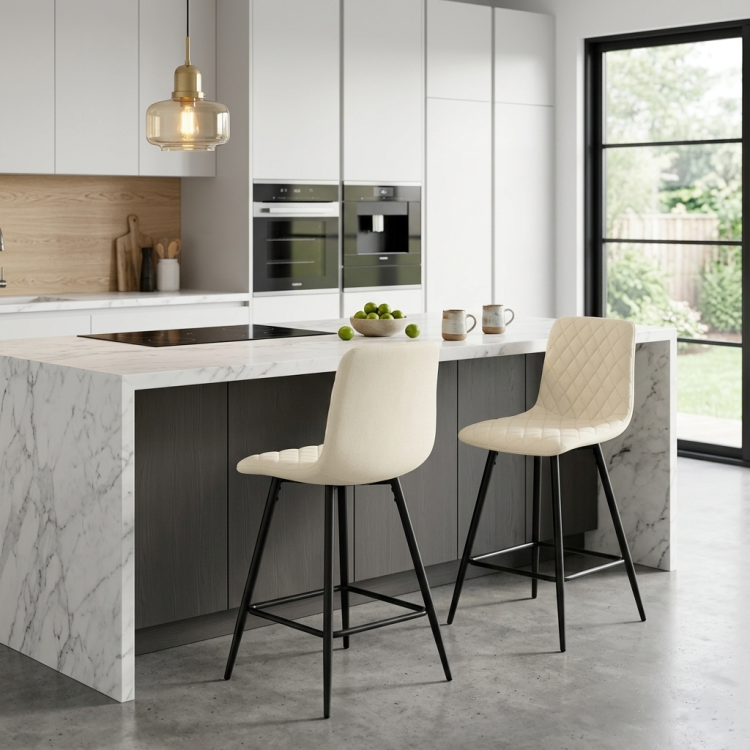 Hoker tapicerowany niski Adel kremowy, nogi czarne 62 cm