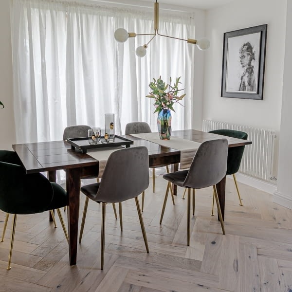 Krzesło tapicerowane do salonu Fox ciemno szare, nogi złote welur